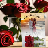 赤いバラのエレガントな結婚式の写真を反映 セーブザデート