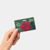 赤いバラのクローズアップ バッジ (手持ち)