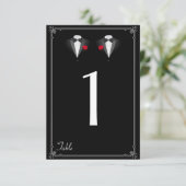 赤いバラのタキシードを着たゲイの新郎二人が並ぶウェディングテーブルのナンバー 招待状 (スタンド正面)