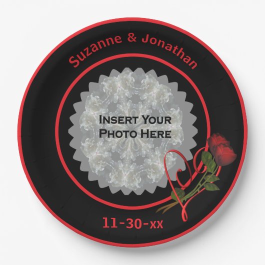 赤いバラのハートパーソナライズされたブラック結婚の写真 ペーパープレート (正面)