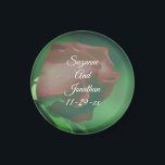 赤いバラのパーソナライズされた花結婚の マグネット<br><div class="desc">太陽の花の中で優しく曲がる美しい赤いバラの芽は、日付の発表や冷蔵庫結婚の磁石を好む。あなたの情報をテンプレートに記入する。文字とフォントのサイズ、スタイル、色をオンにクリックして変更カスタマイズする。この画像は私のギャラリーの多くの製品で利用可能である。より多くのブライダルや結婚式招待状、カード、好意、贈り物を見るためにSmilin'Eyes Treasuresを訪問してください。</div>