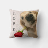 赤いバラのパーソナライズな愛のゴールデン・リトリーバー クッション (裏面)