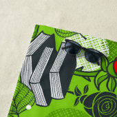 赤いバラの中のフクロウ ビーチタオル (インサイチュ)