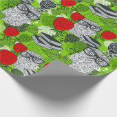 赤いバラの中のフクロウ ラッピングペーパー (角)