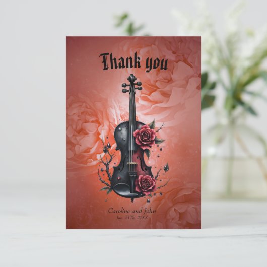 赤いバラの付いたゴシック様式の黒いバイオリン サンキューカード (スタンド正面)