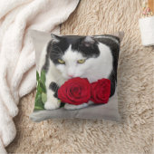 赤いバラの付いた可愛い猫 クッション (ブランケット)
