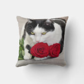 赤いバラの付いた可愛い猫 クッション (裏面)
