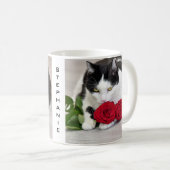 赤いバラの付いた可愛い猫 コーヒーマグカップ (正面右)