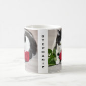 赤いバラの付いた可愛い猫 コーヒーマグカップ (中央)