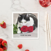 赤いバラの付いた可愛い猫 スタンダードカクテルナプキン (インサイチュ)