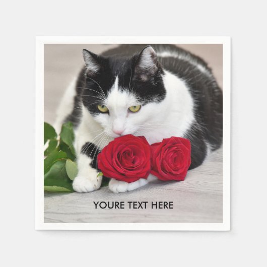 赤いバラの付いた可愛い猫 スタンダードカクテルナプキン (正面)