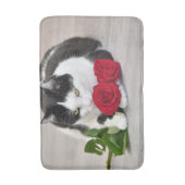 赤いバラの可愛い猫 バスマット (正面縦)