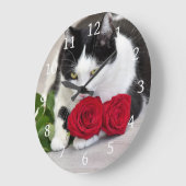 赤いバラの可愛い猫 ラージ壁時計 (傾斜)