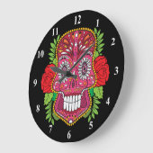 赤いバラの緑の葉が付いているピンクの砂糖のスカル ラージ壁時計 (傾斜)