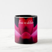 赤いバラの花が近くに咲パーソナライズされたく ツートーンマグカップ (中央)