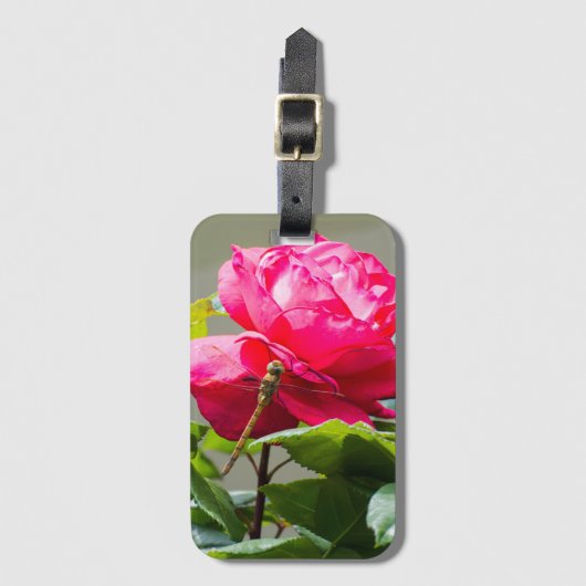 赤いバラの花の上に座っているトンボ ラゲッジタグ (正面縦)