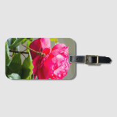 赤いバラの花の上に座っているトンボ ラゲッジタグ (正面横)