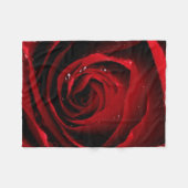 赤いバラの花の花びらの花は花を植えます フリースブランケット (正面(横))