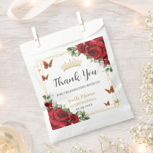 赤いバラの花の蝶のキンチャネラ スイート16 フェイバーバッグ (クリップ留めされた状態)