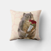 赤いバラの花束を持つリス クッション (裏面)
