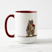 赤いバラの花束を握っているリス マグカップ (左)