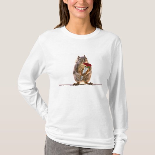 赤いバラの花束を握っているリス Tシャツ (正面)