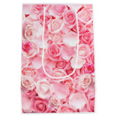 赤いバラの花束を胸に、結婚式場へ　～ブライズシャワーパーティ～ ミディアムペーパーバッグ (裏面)