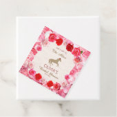 赤いバラの花束を胸に、結婚式場へ 花嫁の最後の祝い フェイバータグ (インサイチュ)