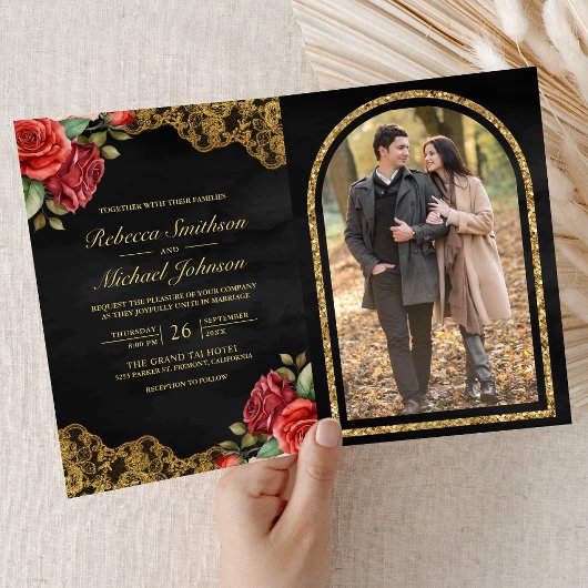 赤いバラの金レースの黒QRコードの写真の結婚式 招待状