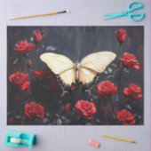 赤いバラの間で休鮮やかむ蝶 薄葉紙 (クラフト)