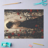 赤いバラの間に黒いドレスを着たゴシック風の女性 薄葉紙 (クラフト)