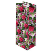 赤いバラを含む花束 ワインギフトバッグ (正面アングル)