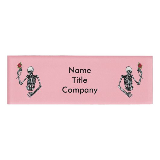 赤いバラを抱えた両腕の半骨格 名札 (正面)