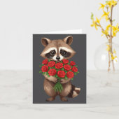 赤いバラを持ったかわいいアライグマ バレンタインのアライグマ カード (黄色い花)