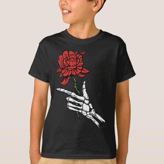 赤いバラを持ったスケルトンハンド Tシャツ (正面)