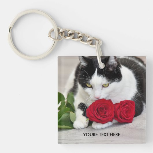 赤いバラを持つかわいい猫 キーホルダー (正面)