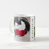 赤いバラを持つかわいい猫 コーヒーマグカップ (正面左)