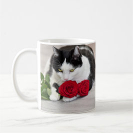 赤いバラを持つかわいい猫 コーヒーマグカップ