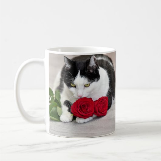 赤いバラを持つかわいい猫 コーヒーマグカップ (左)