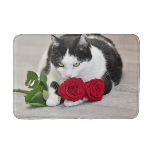 赤いバラを持つかわいい猫 バスマット (正面)