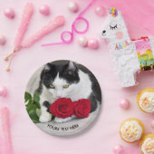 赤いバラを持つかわいい猫 ペーパープレート (パーティー)
