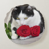 赤いバラを持つかわいい猫 ラウンドクッション (裏面)
