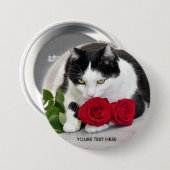 赤いバラを持つかわいい猫 缶バッジ (正面&裏面)
