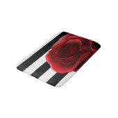 赤いバラ及び白黒のストライプ バスマット (アングル)