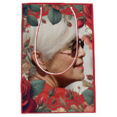 赤いバラPHOTOメモリアル記念センチメンタル ミディアムペーパーバッグ (正面)