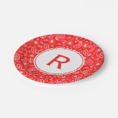 赤いバンダナのパターン及びモノグラム ペーパープレート (アングル)