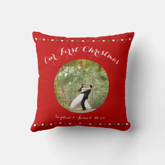 赤いパーソナライズされた我々の初めてのクリスマス枕 クッション (裏面)