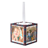 赤いパーソナライズされた青の格子模様のクリスマスフォト キューブオーナメント (裏面アングル)