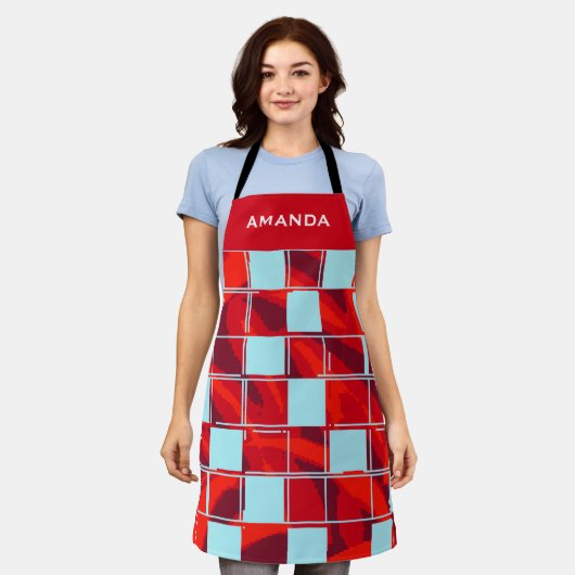 赤いパーソナライズされた青の格子模様の名前 エプロン (着用した状態)