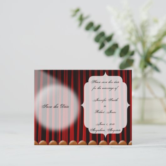 赤いビロードのカーテンのステージの結婚式の保存日付 セーブザデート (スタンド正面)